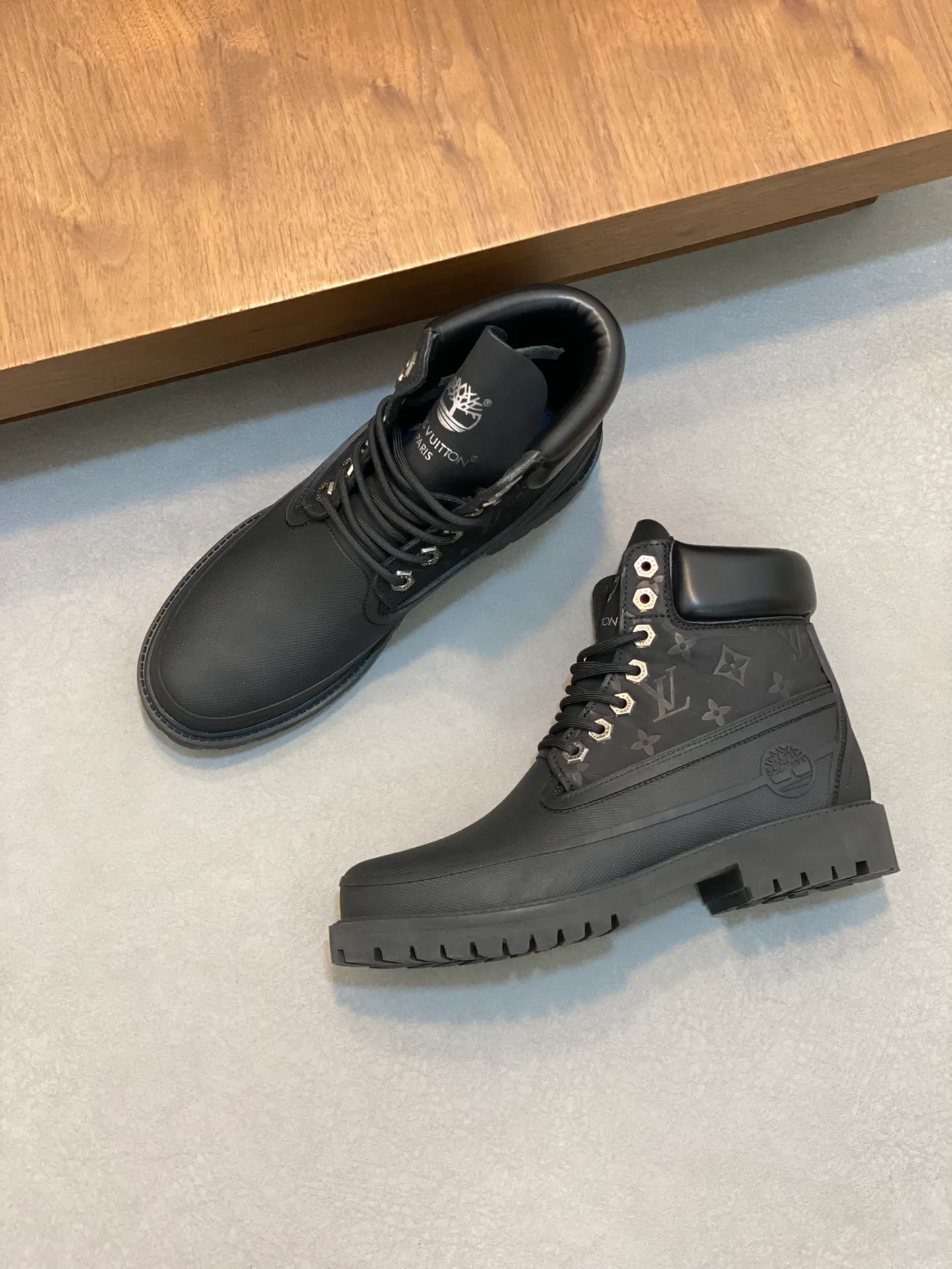 Men's men's shoes💰💰760 top LV x Timberland Timberland co-branded presbyopia rhubarb boots ankle boots short boots, LV x Timberland ankle boots are made of Monogram embossed waterproof nubuck cow leather, relying on the brand's exquisite craftsmanship to carefully reshape the classic Timberland 6-inch boot shape in Italy, with American workwear style eye-catching debut in 2024 created by Pharrell Williams Autumn and winter menswear show. The Monogram embossed tongue, original Timberland laces and outsole are exquisite details, the leather label expresses the cooperation logo, and the delivery counter is exquisitely packaged! Math 39-44 (order 45)